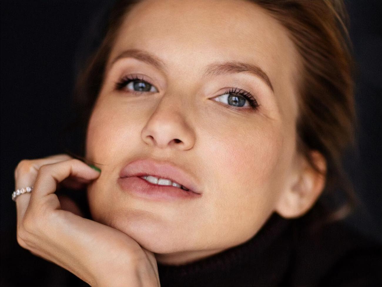 Юрушева:&nbsp;Я стараюсь помогать всем, чем могу, но чувство вины все равно есть за то, что сейчас не рядом с теми, кто каждый день рискует жизнью, не с теми, кто находится в эпицентре всех событий