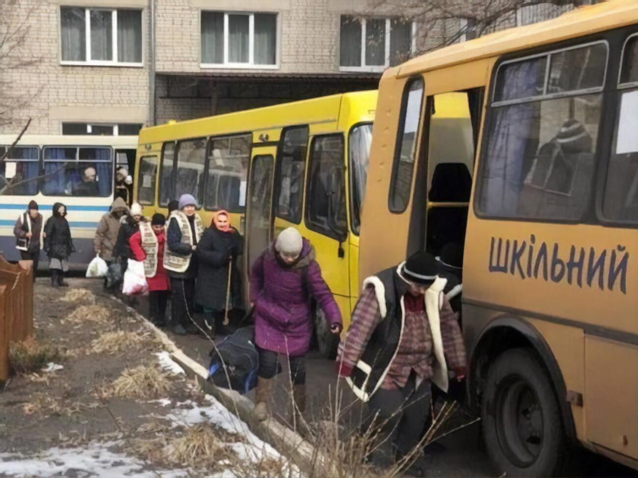 Майже 300 людей сіли в автобуси та вирушили у безпечні райони