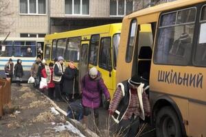 Около 300 человек сели в автобусы и отправились в безопасные районы