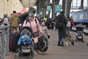 Співробітники залізниці працюють у переповнених поїздах із наляканими людьми та домашніми тваринами, виконуючи водночас роботу провідників та психологів, зазначили в "Укрзалізниці"