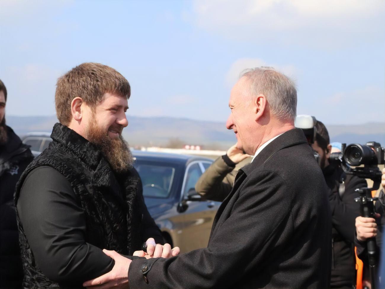 Кадиров (ліворуч) у Грозному. Чи виїжджав він звідти хоча б для зйомки ролика – невідомо
