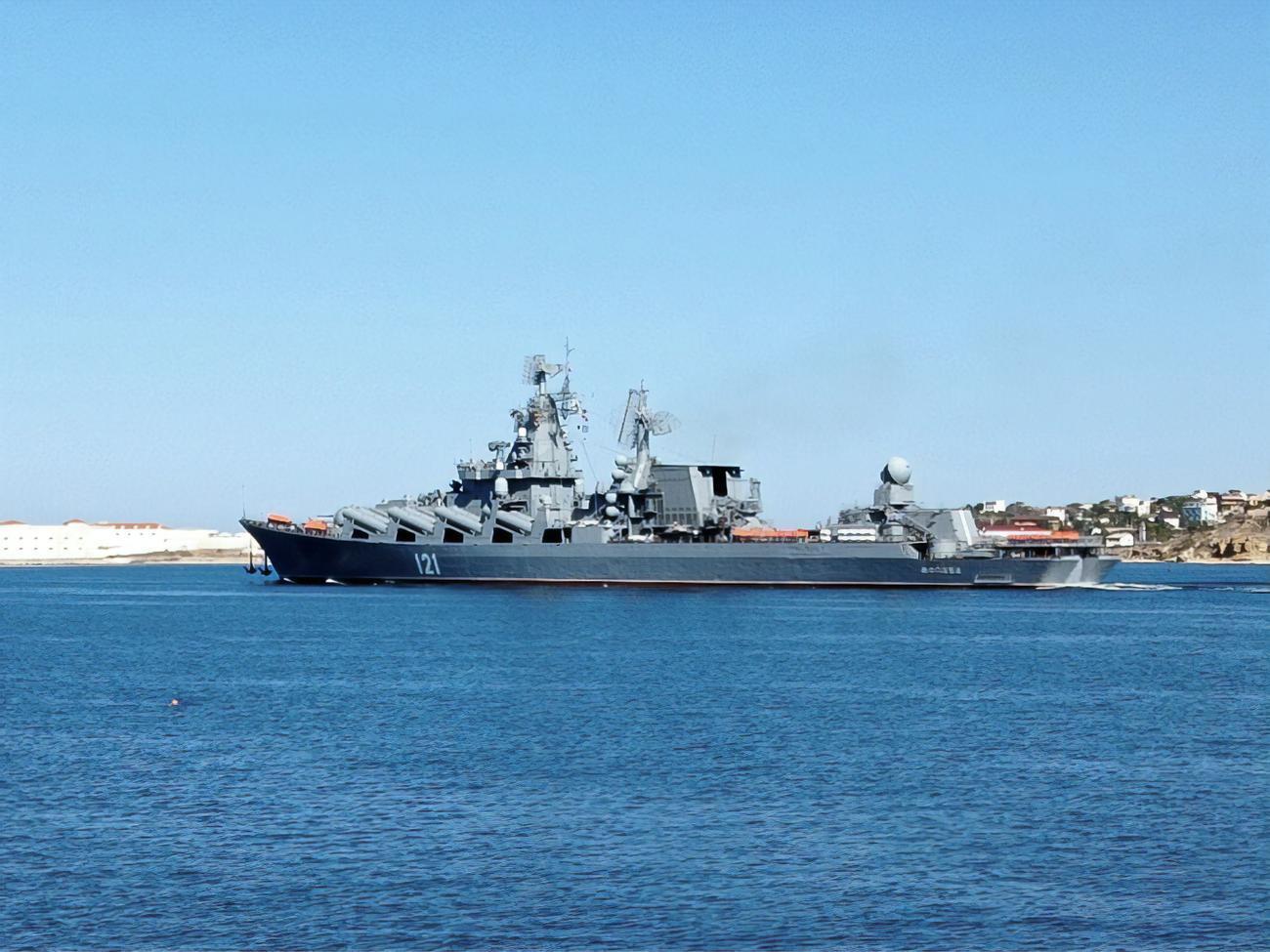У складі угруповання російських кораблів, які рухаються в бік України, є ракетний крейсер "Москва"