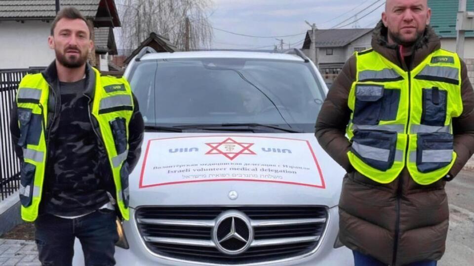 Марк Невяжский (слева) и Роман Гольдман на границе Украины и Молдовы организовали медпомощь для беженцев