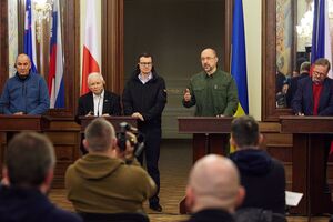 Шмыгаль (второй справа) дал пресс-конференцию с иностранными политиками, которые прибыли в Киев