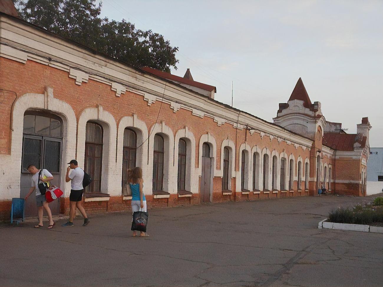 Ракета впала в районі залізничного вокзалу, у приміщенні вилетіли вікна, повідомили в "Укрзалізниці"