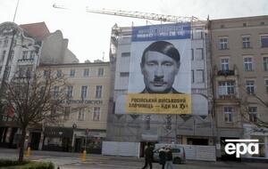 Мета коаліції – захистити жертв російської воєнної агресії проти України та притягнути до відповідальності найвище керівництво РФ (на фото – антивоєнний плакат у Познані)