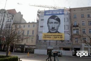 Цель коалиции – защитить жертв российской военной агрессии против Украины и привлечь к ответственности высшее руководство РФ (на фото – антивоенный плакат в Познани)