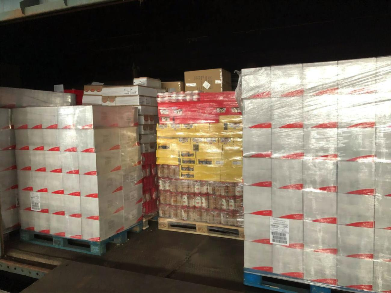 Полученную помощь разгружают в логистических гуманитарных центрах