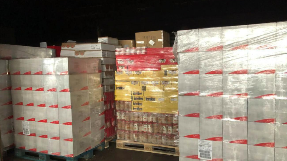 Отриману допомогу розвантажують у логістичних гуманітарних центрах
