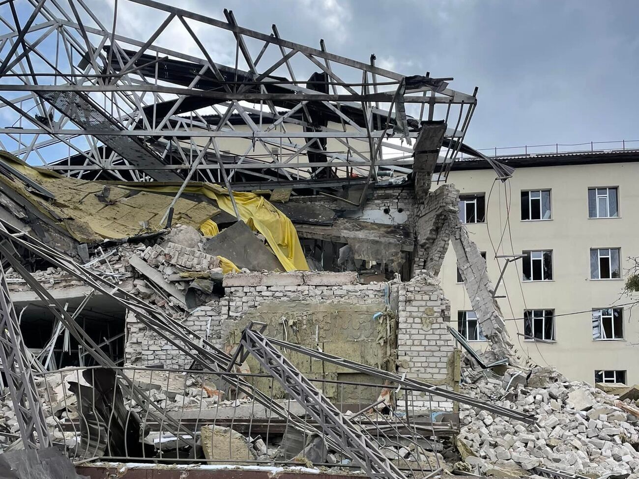 В Ізюмі (Харківська область) російські окупанти повністю зруйнували приймальне відділення міськлікарні