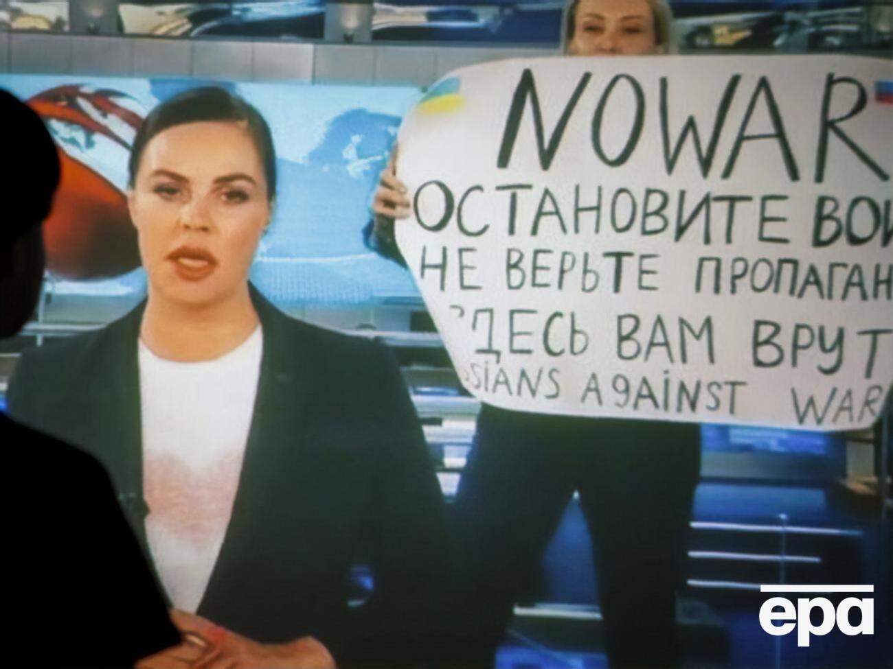 Одни источники "Медузы" говорят о недовольстве сотрудников "Первого канала", а другие заявляют: после акции Освянниковой с плакатом там ничего не изменилось