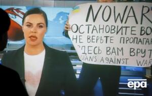 Одни источники "Медузы" говорят о недовольстве сотрудников "Первого канала", а другие заявляют: после акции Освянниковой с плакатом там ничего не изменилось