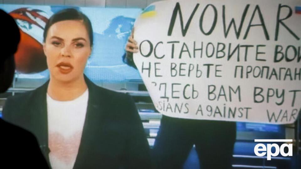 Одни источники "Медузы" говорят о недовольстве сотрудников "Первого канала", а другие заявляют: после акции Освянниковой с плакатом там ничего не изменилось