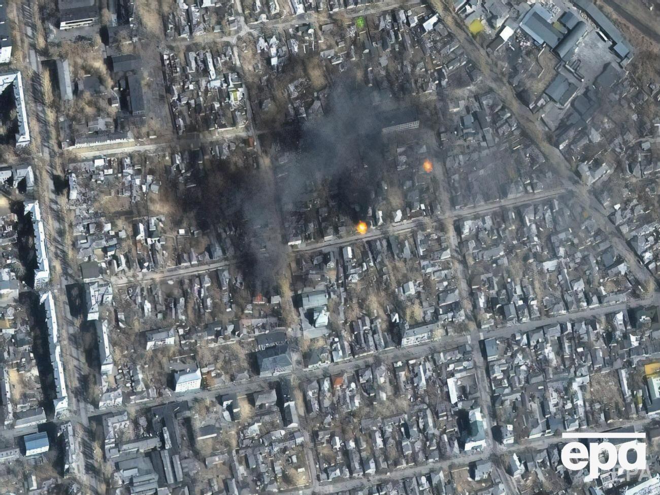 Російські окупанти понад три тижні обстрілюють Маріуполь