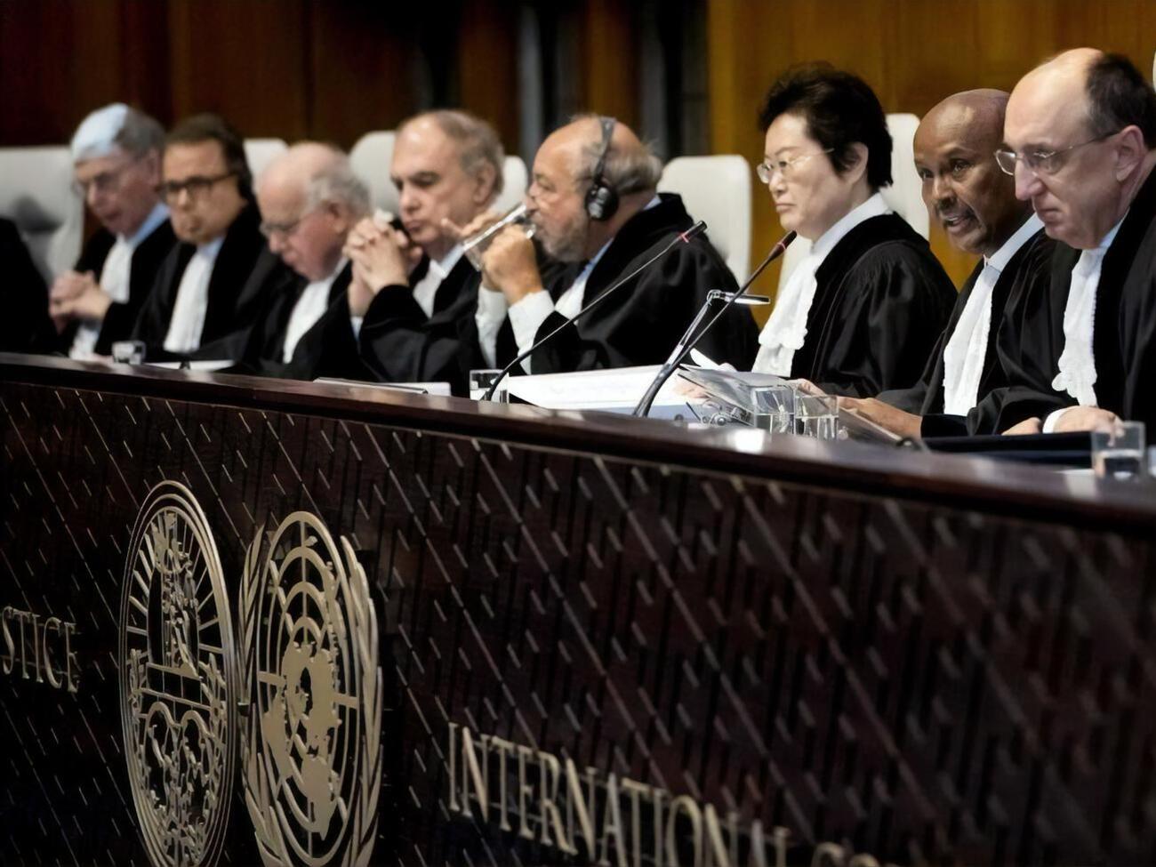 Рішення про негайне припинення вторгнення РФ в Україну підтримало 13 суддів