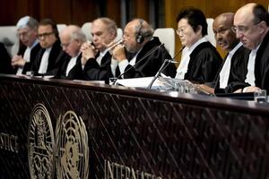 Решение о немедленном прекращении вторжения РФ в Украину поддержали 13 судей