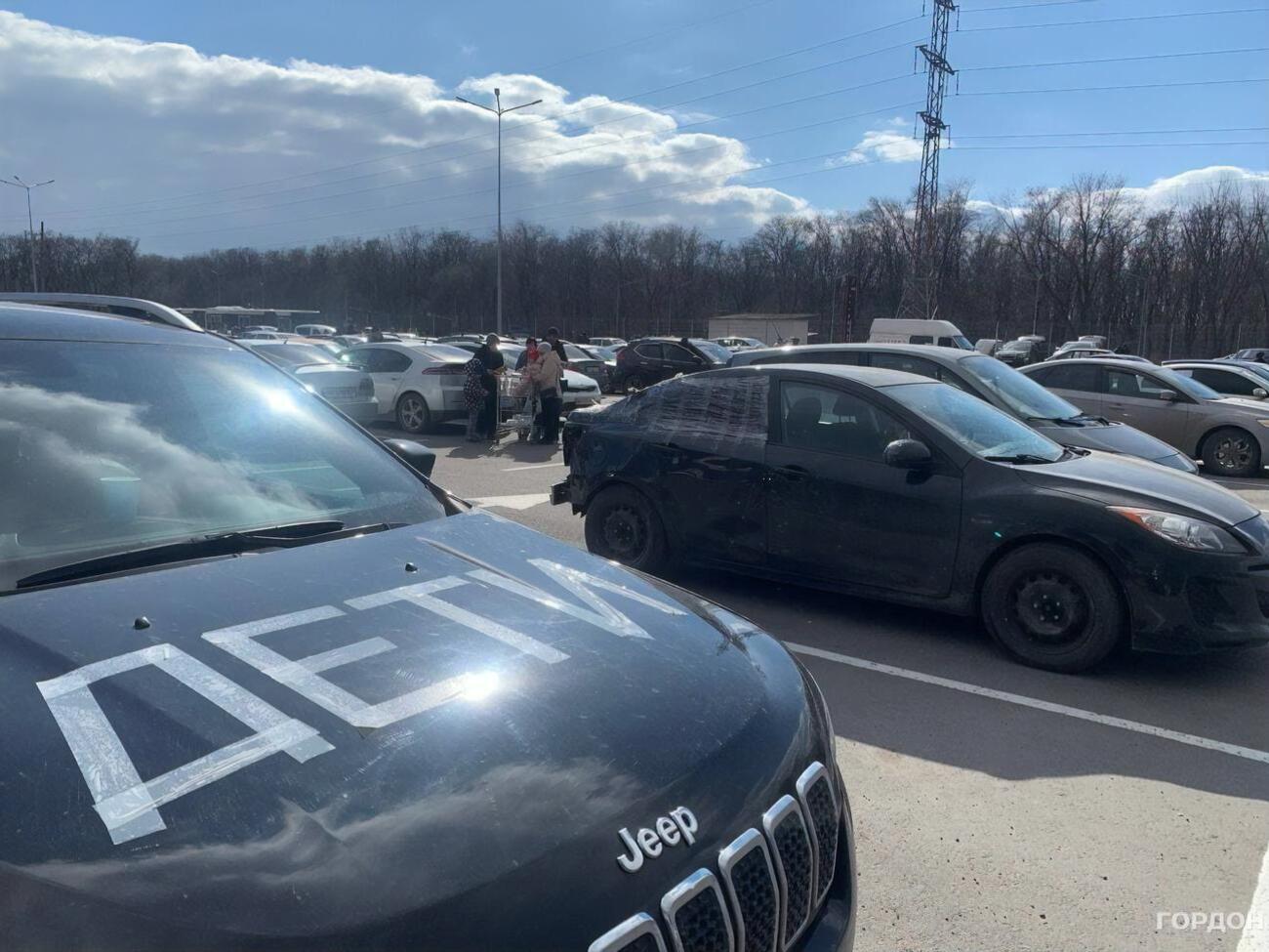 Выезжающих по "зеленому коридору" жителей Мариуполя размещают в Запорожье