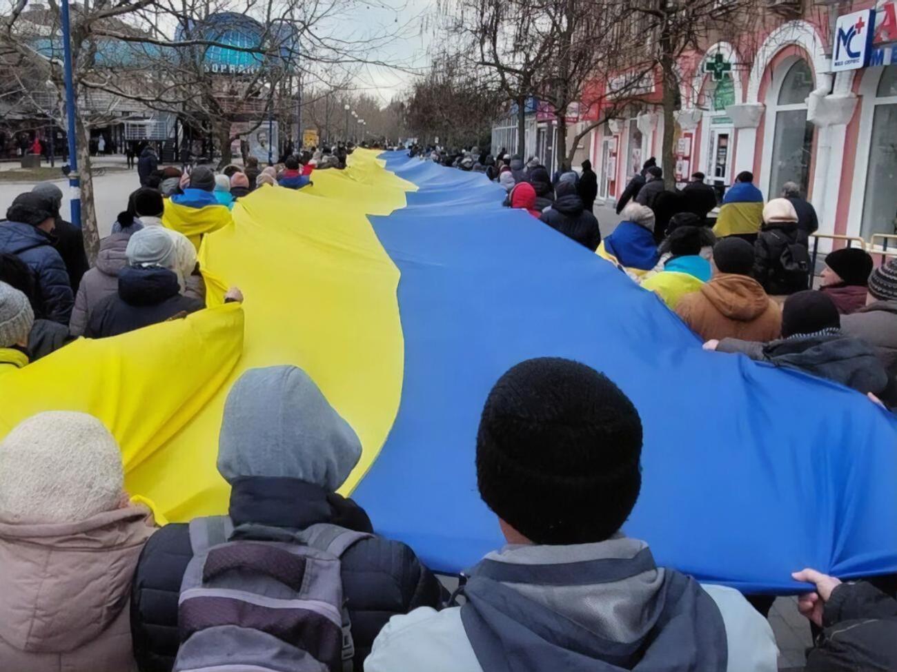 Жители Бердянска пронесли по городу большой украинский флаг