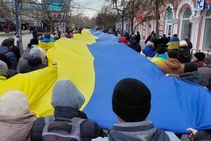 Жителі Бердянська пронесли містом великий український прапор