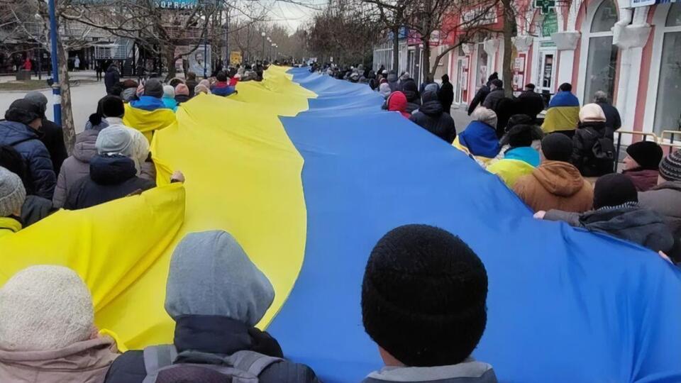Жителі Бердянська пронесли містом великий український прапор