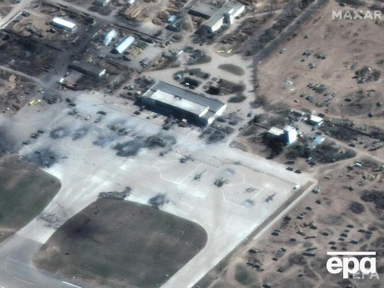 На спутниковом снимке компании&nbsp;Maxar Technologies, сделанном 16 марта, видно уничтоженную российскую технику в аэропорту Херсона