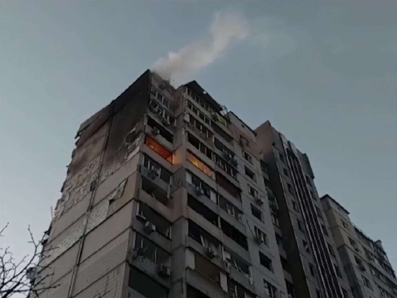Обломки ракеты упали на дом, в результате чего вспыхнул пожар на последнем этаже