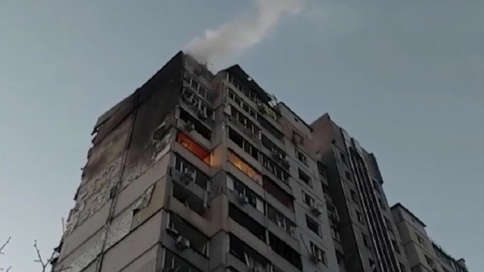 Обломки ракеты упали на дом, в результате чего вспыхнул пожар на последнем этаже