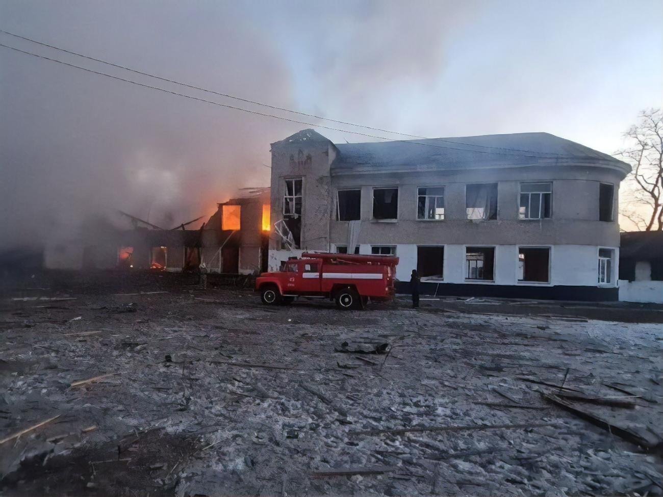 В результате обстрела в Мерефе загорелась школа