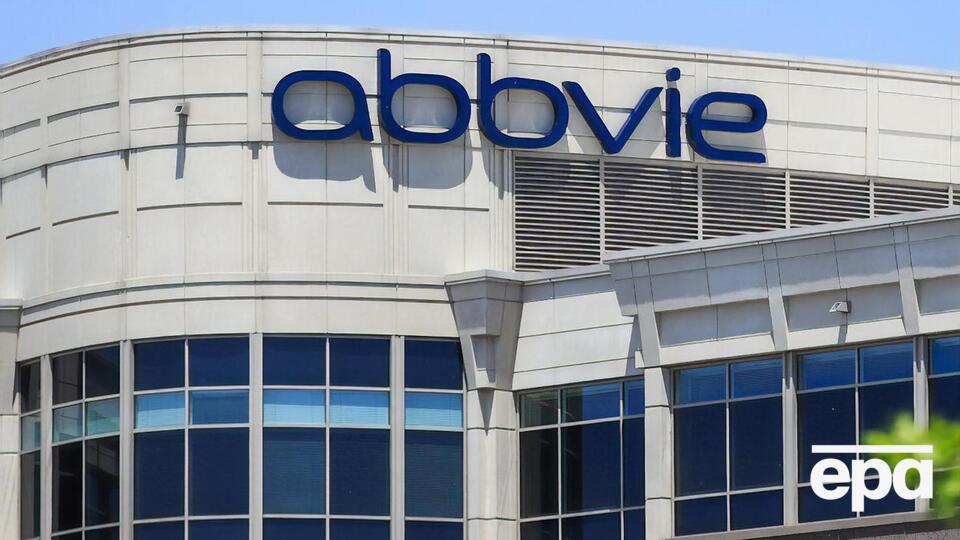 Компанія AbbVie зазначила, що вона не має виробничих підприємств у РФ