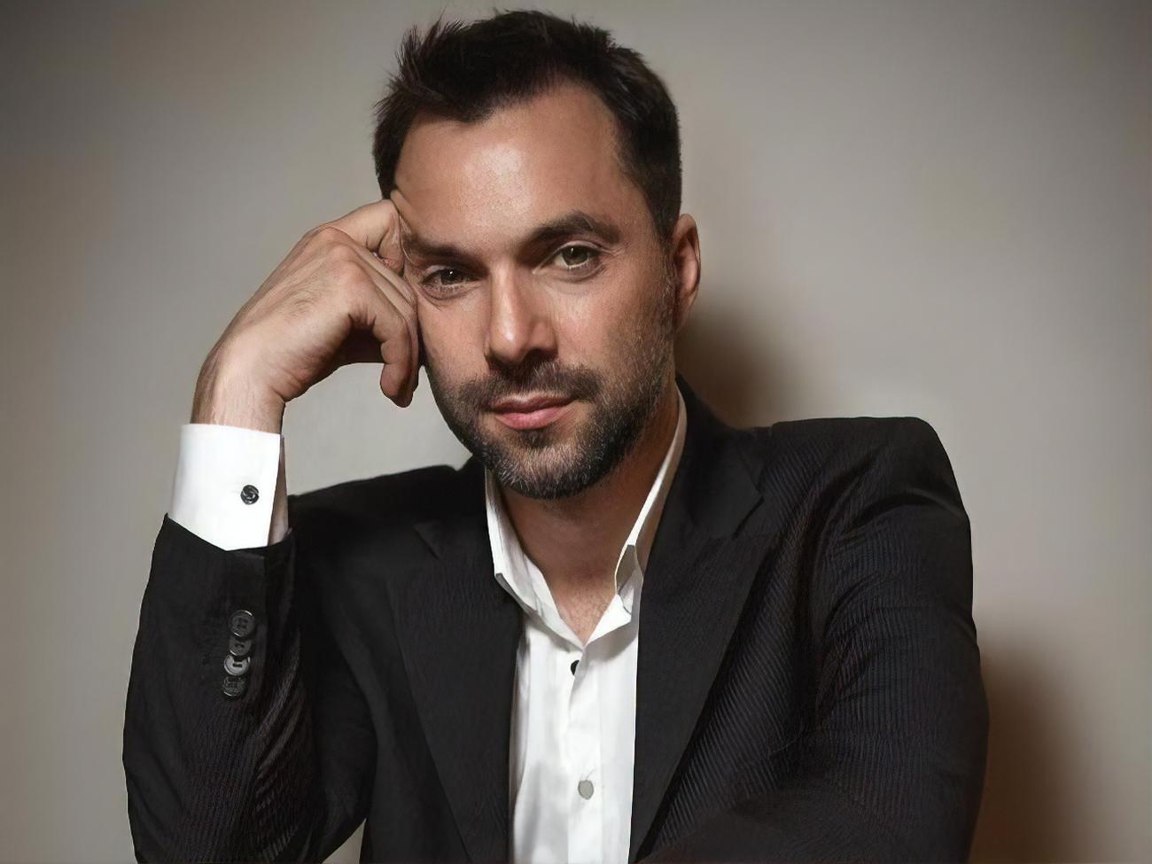 Арестович народився 1975 року