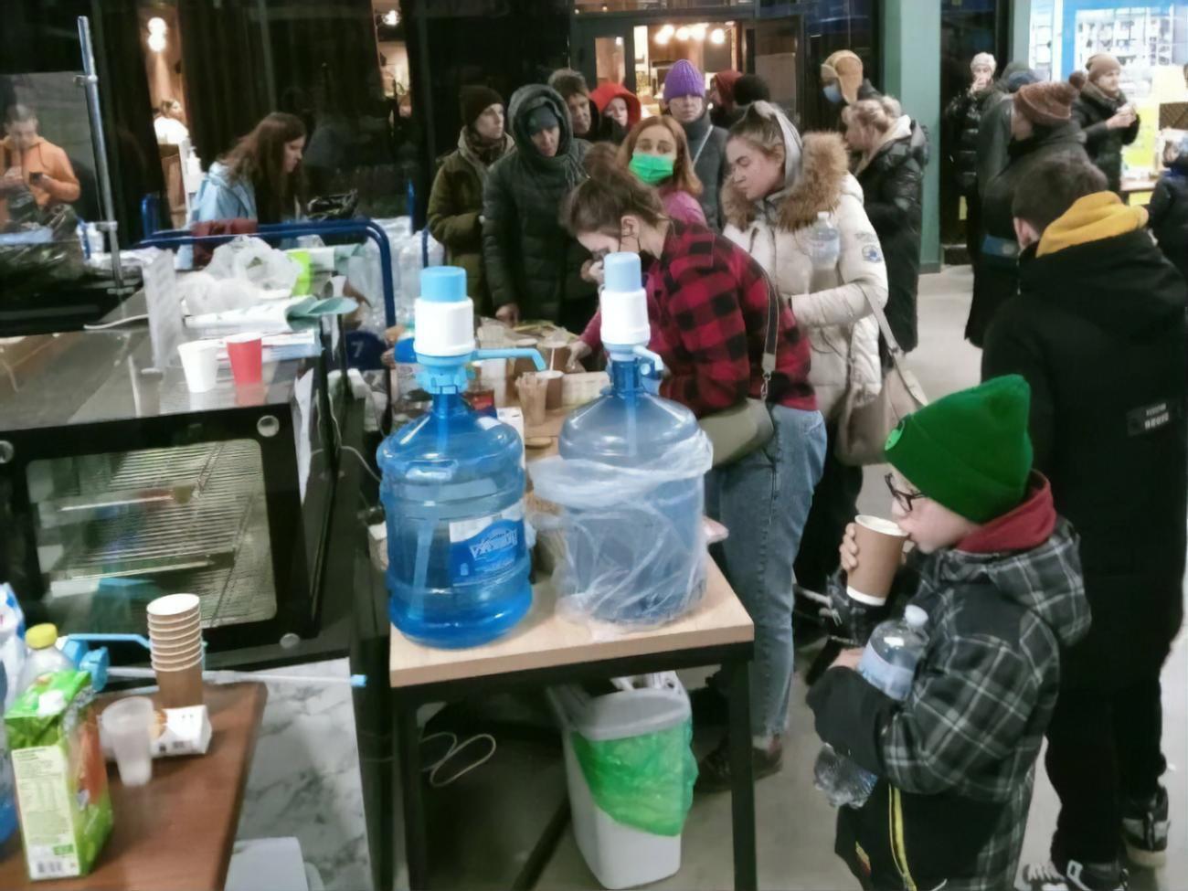 Жители Мариуполя, которым удалось выбраться из города на собственных машинах, начали прибывать в Запорожье