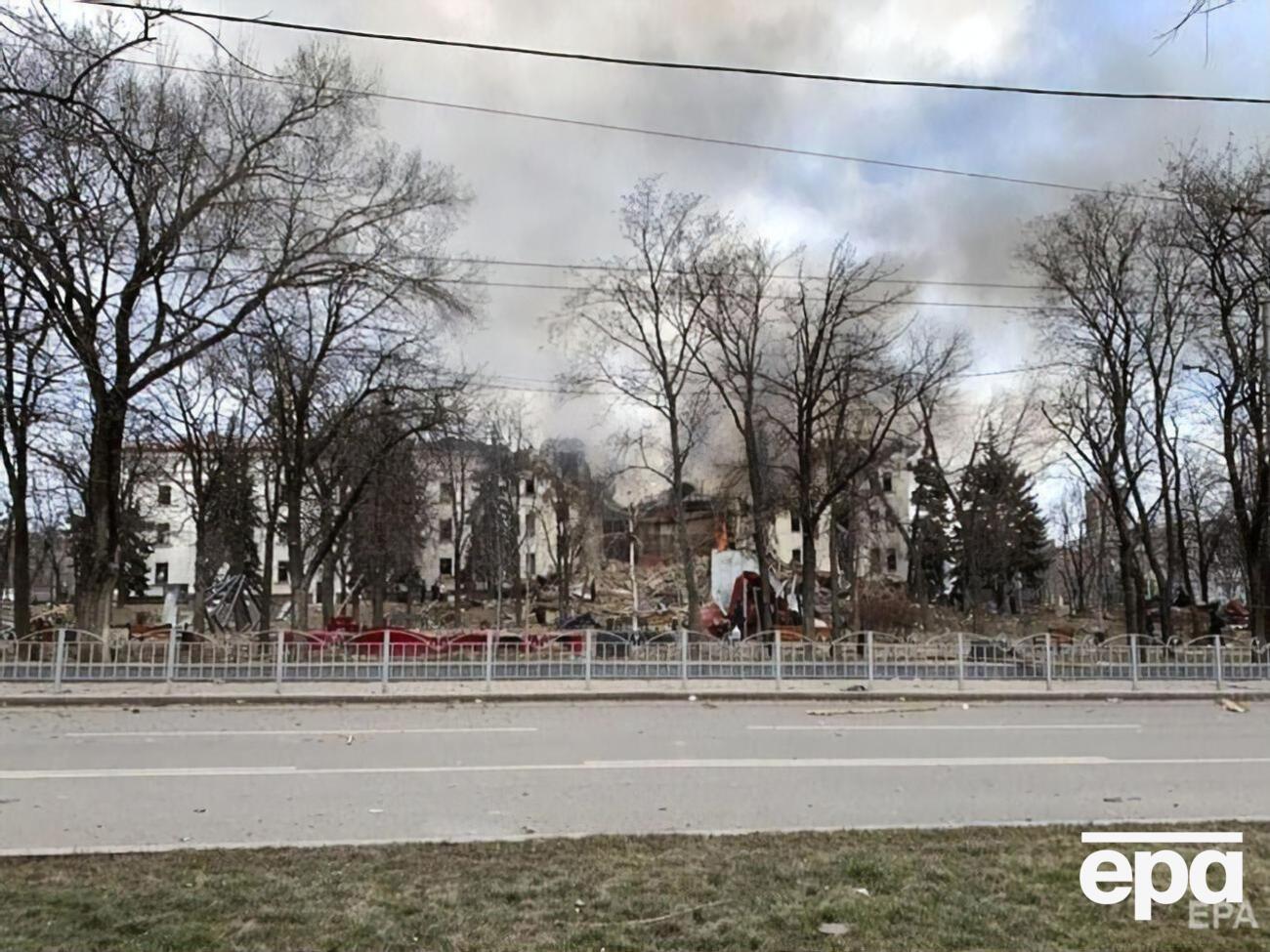 26 березня окупанти скинули бомбу на Маріупольський драмтеатр
