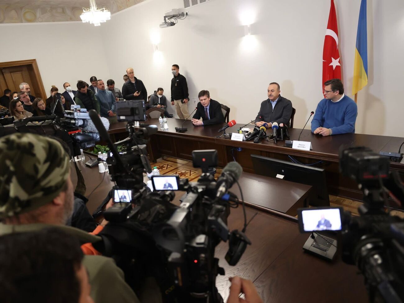 Чавушоглу и Кулеба (за столом) провели встречу во Львове