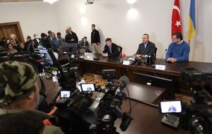 Чавушоглу и Кулеба (за столом) провели встречу во Львове