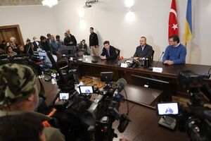 Чавушоглу и Кулеба (за столом) провели встречу во Львове