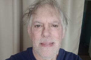 Це фото Гілл виклав у Facebook 7 березня і підписав: "Я не голюся кілька днів. Кого це хвилює?"