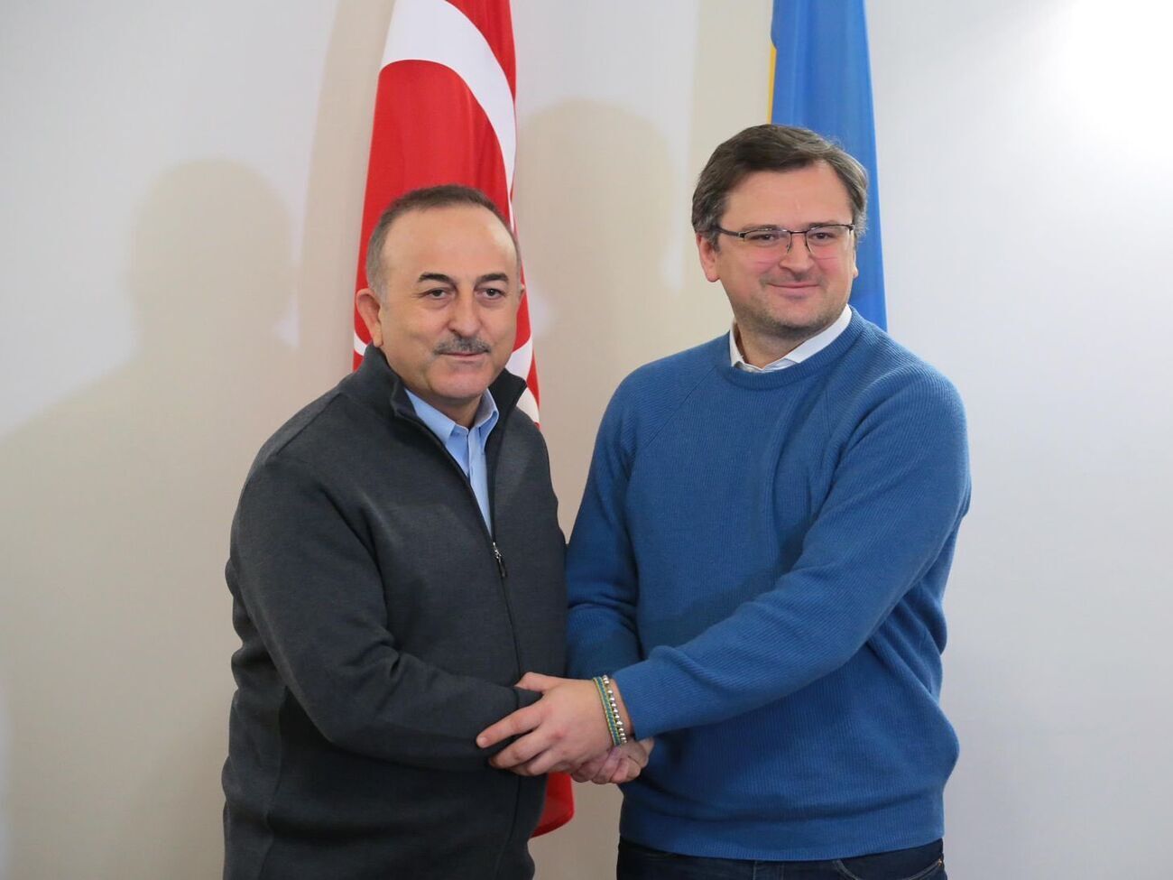 Чавушоглу (ліворуч) на пресконференції з Кулебою (праворуч) заявив про готовність Туреччини організувати зустріч Зеленського й Путіна