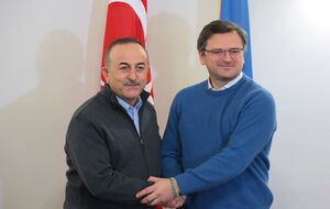 Чавушоглу (слева) на пресс-конференции с Кулебой (справа) заявил о готовности Турции организовать встречу Зеленского и Путина