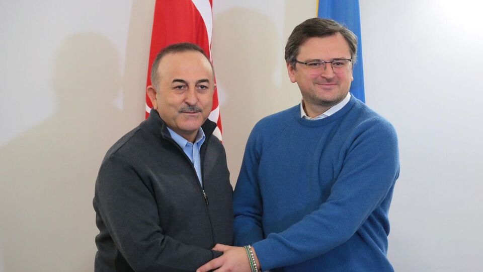 Чавушоглу (слева) на пресс-конференции с Кулебой (справа) заявил о готовности Турции организовать встречу Зеленского и Путина