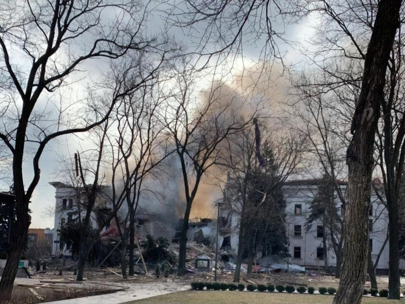 Підтвердженої інформації про людей, які були в театрі, поки що немає