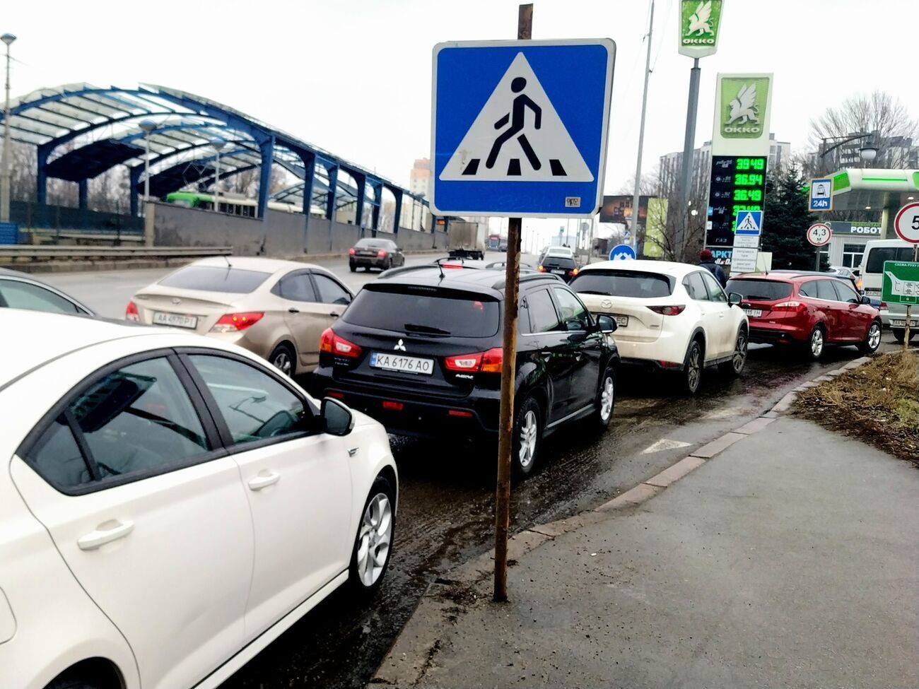 После начала войны на многих АЗС были очереди