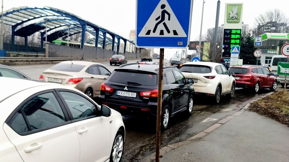 После начала войны на многих АЗС были очереди