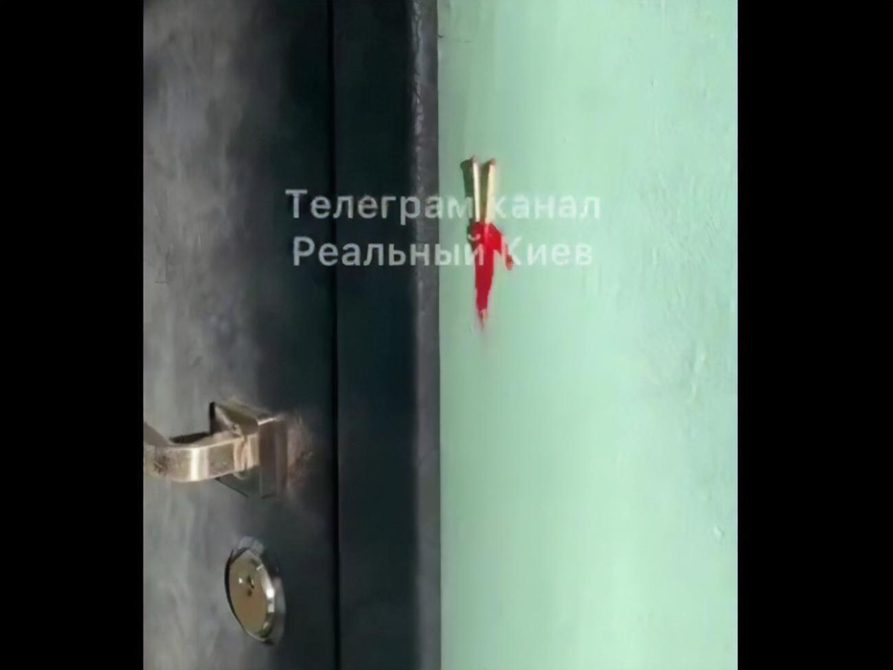 Злоумышленники оставляют возле квартир метки в виде красной краски и приклеенных спичек