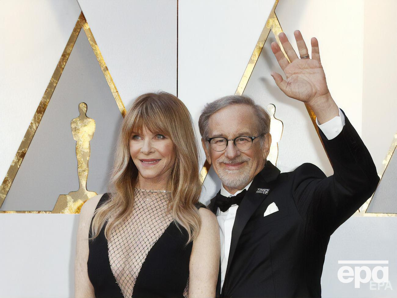 Спилберг с женой оказали поддержку беженцам из Украины