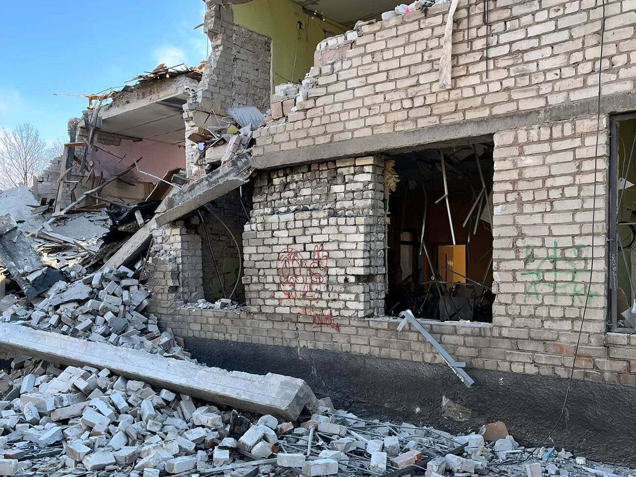 Унаслідок атаки пошкоджено дев'ять багатоквартирних будинків, школу, банк та дві адмінбудівлі