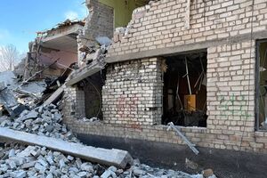 Унаслідок атаки пошкоджено дев'ять багатоквартирних будинків, школу, банк та дві адмінбудівлі
