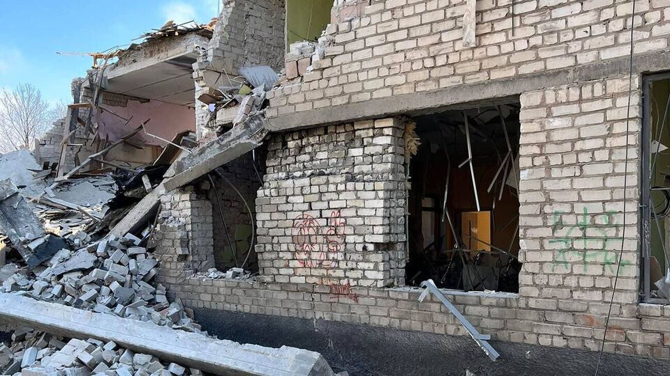 Унаслідок атаки пошкоджено дев'ять багатоквартирних будинків, школу, банк та дві адмінбудівлі