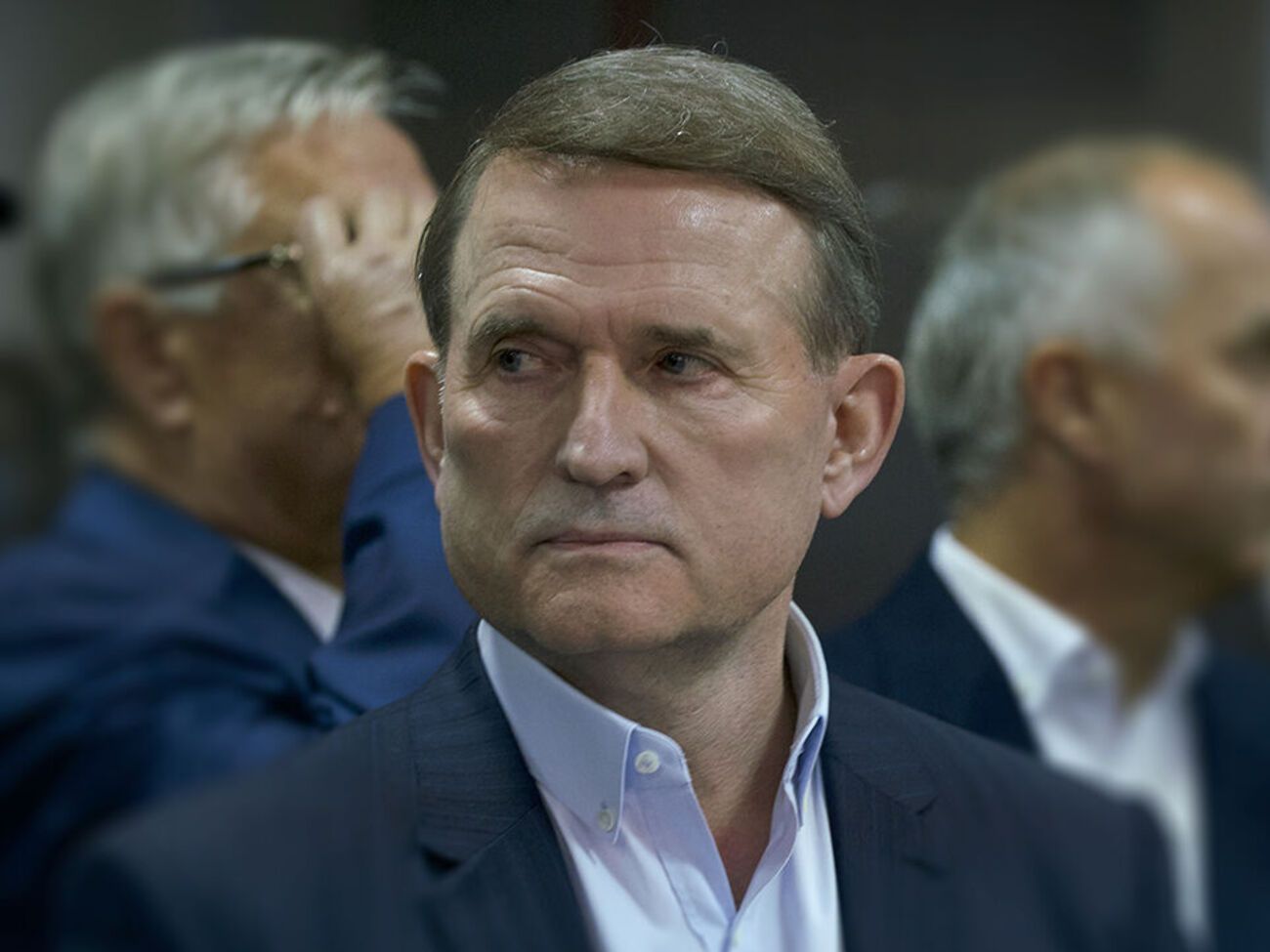 За даними ЗМІ, Медведчук зараз перебуває в Україні та може ховатися у представників ОПЗЖ