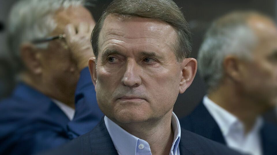 По данным СМИ, Медведчук сейчас находится в Украине и может скрываться у представителей ОПЗЖ