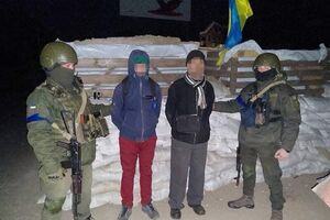 Для встановлення всіх обставин затриманих передали працівникам Служби безпеки України